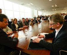 Governador Beto Richa assina convênio com 30 prefeituras para a readequação de microbacias pelo Programa de Gestão do Solo em Microbacias. Curitiba, 18/06/2014. Foto - Antonio Costa/ANPr