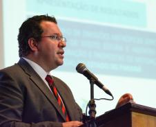 Antonio Caetano de Paula, Secretário Estadual do Meio Ambiente e Recursos Hídricos, faz apresentação dos resultados do Inventário de Emissões Antrópicas Diretas e Indiretas de Gases de Efeito Estufa e Agentes Climáticos de Curta Duração e Propostas de Mitigação de Emissões Setorizadas. Curitiba,03/11/2014. Foto - Antonio Costa