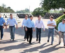 CRUZEIRO DO OESTE/PR - 29/setembro/2011 - O presidente da Cohapar Mounir Chaowiche e o presidente do ÁguasParaná Marcio Nunes, conheceram na manhã desta quinta-feira,  um programa de sociabilização, onde detentos em regime semi-aberto, do presidio de Cruzeiro do Oeste, fabricam manilhas. Foto: Joka Madruga / Cohapar