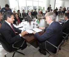 Governador Beto Richa recebe o embaixador da França no Brasil, Denis Pieton, que estava acompanhado da embaixatriz Najwa Bassil Pieton, do cônsul geral da França em São Paulo, Damian Loras, da cônsul honorária em Curitiba, Emilie Dely, do presidente da Agência Francesa de Desenvolvimento (AFD) no Paraná, Laurent Doriez e de empresários franceses.Curitiba, 27.11.2014.Foto: José GomercindoANPr