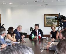 Governador Beto Richa recebe o embaixador da França no Brasil, Denis Pieton, que estava acompanhado da embaixatriz Najwa Bassil Pieton, do cônsul geral da França em São Paulo, Damian Loras, da cônsul honorária em Curitiba, Emilie Dely, do presidente da Agência Francesa de Desenvolvimento (AFD) no Paraná, Laurent Doriez e de empresários franceses.Curitiba, 27.11.2014.Foto: José GomercindoANPr