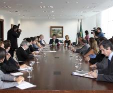 Governador Beto Richa recebe o embaixador da França no Brasil, Denis Pieton, que estava acompanhado da embaixatriz Najwa Bassil Pieton, do cônsul geral da França em São Paulo, Damian Loras, da cônsul honorária em Curitiba, Emilie Dely, do presidente da Agência Francesa de Desenvolvimento (AFD) no Paraná, Laurent Doriez e de empresários franceses.Curitiba, 27.11.2014.Foto: José GomercindoANPr
