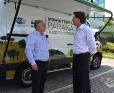 Programa de regularização fundiária recebe veículo adaptado. Na foto, o secretário estadual do Meio Ambiente e Recursos Hídricos (SEMA), Ricardo Soavinski (D) e Amílcar Cabral, Presidente do ITCG.Foto: Carla Quintas/Sema PR