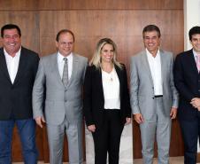 Governador Beto Richa recebe o ministro da Pesca e Aquicultura, Helder Barbalho. Na foto da esquerda para a direita o presidente do Instituto Ambiental do Paraná (IAP), Tarcisio Mossato Pinto, o deputado federal Ricardo Barros, a vice-governadora Cida Borghetti, governador Beto Richa e o ministro da Pesca Helder Barbalho.Curitiba, 13/04/2015.Foto: Orlando Kissner/ANPr