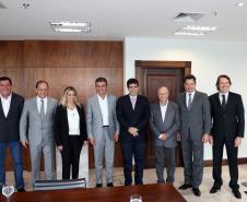 Governador Beto Richa recebe o ministro da Pesca e Aquicultura, Helder Barbalho. Na foto da esquerda para a direita o presidente do Instituto Ambiental do Paraná (IAP), Tarcisio Mossato Pinto, o deputado federal Ricardo Barros, a vice-governadora Cida Borghetti, governador Beto Richa, ministro da Pesca Helder Barbalho, os deputados federais Osmar Serraglio e Sergio Souza e o secretário estadual do Meio Ambiente e Recursos Hídricos, Ricardo Soavinski.Curitiba, 13/04/2015.Foto: Orlando Kissner/ANPr