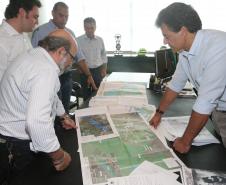 o governador beto richa com ratinho junior secretario desenvolvimento urbano omar akel da comec e deonilson roldo . durante apresentacao de projetos.