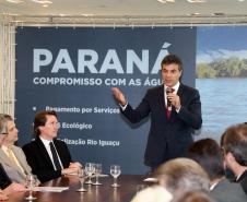 Governador Beto Richa assina decretos para melhoria da qualidade de águas em 750 mil hectares de mananciais e revitalização do Rio Iguaçu.Curitiba, 02062015.Foto: Orlando Kissner/ANPr