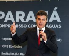 Governador Beto Richa assina decretos para melhoria da qualidade de águas em 750 mil hectares de mananciais e revitalização do Rio Iguaçu.Curitiba, 02062015.Foto: Orlando Kissner/ANPr
