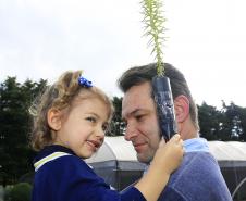 Produção de mudas nativas do IAP - O médico Rodrigo Szeliga, levou Stella, sua filha, para apanhar muda de pinheiro.Curitiba, 22-05-15.Foto: Arnaldo Alves / ANPr.