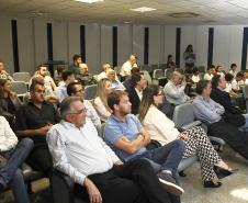 Os projetos de remodelação, expansão e aumento da produtividade no Porto de Paranaguá estão em sintonia com a preservação do meio ambiente e cumprindo as exigências dos órgãos ambientais.  As ações para o desenvolvimento sustentável da atividade portuária foram apresentadas, nesta quinta-feira (11), pela Administração dos Portos de Paranaguá e Antonina (Appa), para uma comitiva formada por autoridades na área ambiental.