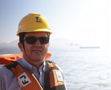 Os projetos de remodelação, expansão e aumento da produtividade no Porto de Paranaguá estão em sintonia com a preservação do meio ambiente e cumprindo as exigências dos órgãos ambientais.  As ações para o desenvolvimento sustentável da atividade portuária foram apresentadas, nesta quinta-feira (11), pela Administração dos Portos de Paranaguá e Antonina (Appa), para uma comitiva formada por autoridades na área ambiental.