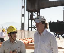 Os projetos de remodelação, expansão e aumento da produtividade no Porto de Paranaguá estão em sintonia com a preservação do meio ambiente e cumprindo as exigências dos órgãos ambientais.  As ações para o desenvolvimento sustentável da atividade portuária foram apresentadas, nesta quinta-feira (11), pela Administração dos Portos de Paranaguá e Antonina (Appa), para uma comitiva formada por autoridades na área ambiental.