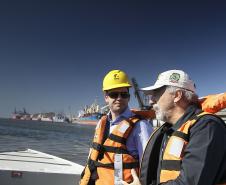 Os projetos de remodelação, expansão e aumento da produtividade no Porto de Paranaguá estão em sintonia com a preservação do meio ambiente e cumprindo as exigências dos órgãos ambientais.  As ações para o desenvolvimento sustentável da atividade portuária foram apresentadas, nesta quinta-feira (11), pela Administração dos Portos de Paranaguá e Antonina (Appa), para uma comitiva formada por autoridades na área ambiental.