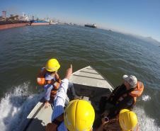 Os projetos de remodelação, expansão e aumento da produtividade no Porto de Paranaguá estão em sintonia com a preservação do meio ambiente e cumprindo as exigências dos órgãos ambientais.  As ações para o desenvolvimento sustentável da atividade portuária foram apresentadas, nesta quinta-feira (11), pela Administração dos Portos de Paranaguá e Antonina (Appa), para uma comitiva formada por autoridades na área ambiental.