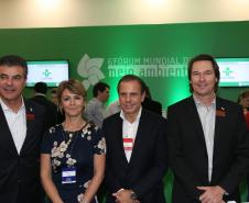 Governador Beto Richa participa da abertura do 6º Fórum Mundial de Meio Ambiente, em Foz do Iguaçu, no Oeste do Paraná. Na foto, e/d: governador Beto Richa, a secretária do Trabalho e Desenvolvimento Social, Fernanda Richa, o presidente do Grupo Lide, João Dória e o secretário estadual do Meio Ambiente e Recursos Hídricos do Estado do Paraná, Ricardo Soavinski.Foz do Iguaçu, 25/06/2015.Foto: Orlando Kissner /ANPr