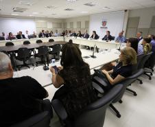O Governo do Estado assinou, nesta terça-feira (11), um termo de cooperação técnica com o Instituto Semeia, organização não governamental que irá preparar junto com o Estado, estudos de modelos de gestão para unidades de conservação estadual. Assinaram o convênio: secretário Estadual do Meio Ambiente e Recursos Hídricos, Ricardo Soavinski e a diretora-executiva do Instituto Semeia, Ana Luisa Mancini da Riva. Curitiba, 11/08/15.Foto: Arnaldo Alves / ANPr.