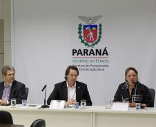 O Governo do Estado assinou, nesta terça-feira (11), um termo de cooperação técnica com o Instituto Semeia, organização não governamental que irá preparar junto com o Estado, estudos de modelos de gestão para unidades de conservação estadual. Assinaram o convênio: secretário Estadual do Meio Ambiente e Recursos Hídricos, Ricardo Soavinski e a diretora-executiva do Instituto Semeia, Ana Luisa Mancini da Riva. Curitiba, 11/08/15.Foto: Arnaldo Alves / ANPr.