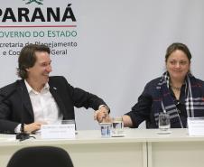 O Governo do Estado assinou, nesta terça-feira (11), um termo de cooperação técnica com o Instituto Semeia, organização não governamental que irá preparar junto com o Estado, estudos de modelos de gestão para unidades de conservação estadual. Assinaram o convênio: secretário Estadual do Meio Ambiente e Recursos Hídricos, Ricardo Soavinski e a diretora-executiva do Instituto Semeia, Ana Luisa Mancini da Riva. Curitiba, 11/08/15.Foto: Arnaldo Alves / ANPr.