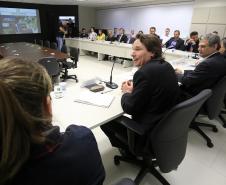 O Governo do Estado assinou, nesta terça-feira (11), um termo de cooperação técnica com o Instituto Semeia, organização não governamental que irá preparar junto com o Estado, estudos de modelos de gestão para unidades de conservação estadual. Assinaram o convênio: secretário Estadual do Meio Ambiente e Recursos Hídricos, Ricardo Soavinski e a diretora-executiva do Instituto Semeia, Ana Luisa Mancini da Riva. Curitiba, 11/08/15.Foto: Arnaldo Alves / ANPr.