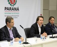 O Governo do Estado assinou, nesta terça-feira (11), um termo de cooperação técnica com o Instituto Semeia, organização não governamental que irá preparar junto com o Estado, estudos de modelos de gestão para unidades de conservação estadual. Assinaram o convênio: secretário Estadual do Meio Ambiente e Recursos Hídricos, Ricardo Soavinski e a diretora-executiva do Instituto Semeia, Ana Luisa Mancini da Riva. Curitiba, 11/08/15.Foto: Arnaldo Alves / ANPr.