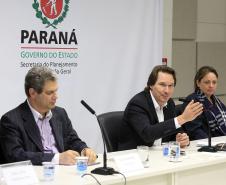 O Governo do Estado assinou, nesta terça-feira (11), um termo de cooperação técnica com o Instituto Semeia, organização não governamental que irá preparar junto com o Estado, estudos de modelos de gestão para unidades de conservação estadual. Assinaram o convênio: secretário Estadual do Meio Ambiente e Recursos Hídricos, Ricardo Soavinski e a diretora-executiva do Instituto Semeia, Ana Luisa Mancini da Riva. Curitiba, 11/08/15.Foto: Arnaldo Alves / ANPr.