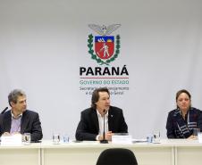 O Governo do Estado assinou, nesta terça-feira (11), um termo de cooperação técnica com o Instituto Semeia, organização não governamental que irá preparar junto com o Estado, estudos de modelos de gestão para unidades de conservação estadual. Assinaram o convênio: secretário Estadual do Meio Ambiente e Recursos Hídricos, Ricardo Soavinski e a diretora-executiva do Instituto Semeia, Ana Luisa Mancini da Riva. Curitiba, 11/08/15.Foto: Arnaldo Alves / ANPr.