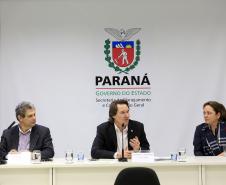 O Governo do Estado assinou, nesta terça-feira (11), um termo de cooperação técnica com o Instituto Semeia, organização não governamental que irá preparar junto com o Estado, estudos de modelos de gestão para unidades de conservação estadual. Assinaram o convênio: secretário Estadual do Meio Ambiente e Recursos Hídricos, Ricardo Soavinski e a diretora-executiva do Instituto Semeia, Ana Luisa Mancini da Riva. Curitiba, 11/08/15.Foto: Arnaldo Alves / ANPr.