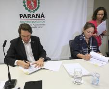 O Governo do Estado assinou, nesta terça-feira (11), um termo de cooperação técnica com o Instituto Semeia, organização não governamental que irá preparar junto com o Estado, estudos de modelos de gestão para unidades de conservação estadual. Assinaram o convênio: secretário Estadual do Meio Ambiente e Recursos Hídricos, Ricardo Soavinski e a diretora-executiva do Instituto Semeia, Ana Luisa Mancini da Riva. Curitiba, 11/08/15.Foto: Arnaldo Alves / ANPr.