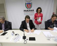 O Governo do Estado assinou, nesta terça-feira (11), um termo de cooperação técnica com o Instituto Semeia, organização não governamental que irá preparar junto com o Estado, estudos de modelos de gestão para unidades de conservação estadual. Assinaram o convênio: secretário Estadual do Meio Ambiente e Recursos Hídricos, Ricardo Soavinski e a diretora-executiva do Instituto Semeia, Ana Luisa Mancini da Riva. Curitiba, 11/08/15.Foto: Arnaldo Alves / ANPr.