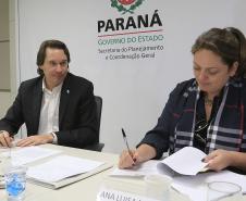 O Governo do Estado assinou, nesta terça-feira (11), um termo de cooperação técnica com o Instituto Semeia, organização não governamental que irá preparar junto com o Estado, estudos de modelos de gestão para unidades de conservação estadual. Assinaram o convênio: secretário Estadual do Meio Ambiente e Recursos Hídricos, Ricardo Soavinski e a diretora-executiva do Instituto Semeia, Ana Luisa Mancini da Riva. Curitiba, 11/08/15.Foto: Arnaldo Alves / ANPr.