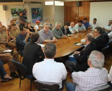 Reunião entre Governo do Estado através da Secretaria Especial para Assuntos Fundiários, Secretaria do Meio Ambiente, Instituto Nacional de Colonização e Reforma Agrária (Incra), Prefeitura de Londrina, Sociedade Rural do Paraná e representantes do MST sobre a ocupação da Fazenda Figueira. Londrina, 21/08/2015.Foto: Vivian Honorato/Prefeitura de Londrina