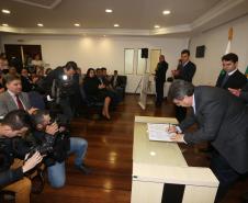 Governador Beto Richa assina convênio entre o Governo do Estado através do Instituto Ambiental do Paraná (IAP) e a Prefeitura de Araucária visando à criação de um parque municipal e realocação de pessoas instaladas em áreas de risco.Araucária, 02/08/2015.Foto: Orlando Kissner/ANPr