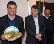Governador Beto Richa assina convênio entre o Governo do Estado através do Instituto Ambiental do Paraná (IAP) e a Prefeitura de Araucária visando à criação de um parque municipal e realocação de pessoas instaladas em áreas de risco.Araucária, 02/08/2015.Foto: Orlando Kissner/ANPr