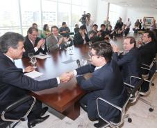 Governador Beto Richa, acompanhado de secretários e deputados, assina convênio de liberação de recursos do parque ambiental de Pato Branco.Curitba, 16/09/2015