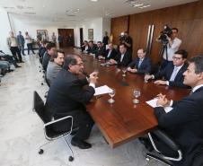 Governador Beto Richa, acompanhado de secretários e deputados, assina convênio de liberação de recursos do parque ambiental de Pato Branco.Curitba, 16/09/2015
