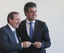 Governador Beto Richa, acompanhado de secretários e deputados, assina convênio de liberação de recursos do parque ambiental de Pato Branco.Curitba, 16/09/2015