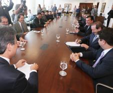 Governador Beto Richa, acompanhado de secretários e deputados, assina convênio de liberação de recursos do parque ambiental de Pato Branco.Curitba, 16/09/2015
