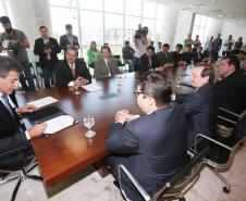 Governador Beto Richa, acompanhado de secretários e deputados, assina convênio de liberação de recursos do parque ambiental de Pato Branco.Curitba, 16/09/2015