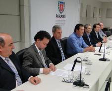 Assinatura de termo de cooperação técnica  entre representantes da Secretaria de Estado do Planejamento, Secretaria de Estado de Meio Ambiente e Recursos Hídircos, Instituto Ambiental do Paraná (IAP), Instituto das Águas e Celepar formaliza o comprometimento das instituições para implantar um sistema de informações integrado que vai desburocratizar, padronizar e agilizar a emissão de licenciamentos ambientais e outorgas no Estado.Curitiba, 07/10/2015.Foto: Divulgação Sec Planejamento