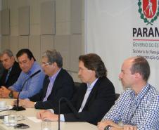 Assinatura de termo de cooperação técnica  entre representantes da Secretaria de Estado do Planejamento, Secretaria de Estado de Meio Ambiente e Recursos Hídircos, Instituto Ambiental do Paraná (IAP), Instituto das Águas e Celepar formaliza o comprometimento das instituições para implantar um sistema de informações integrado que vai desburocratizar, padronizar e agilizar a emissão de licenciamentos ambientais e outorgas no Estado.Curitiba, 07/10/2015.Foto: Divulgação Sec Planejamento