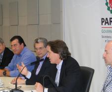 Assinatura de termo de cooperação técnica  entre representantes da Secretaria de Estado do Planejamento, Secretaria de Estado de Meio Ambiente e Recursos Hídircos, Instituto Ambiental do Paraná (IAP), Instituto das Águas e Celepar formaliza o comprometimento das instituições para implantar um sistema de informações integrado que vai desburocratizar, padronizar e agilizar a emissão de licenciamentos ambientais e outorgas no Estado.Curitiba, 07/10/2015.Foto: Divulgação Sec Planejamento