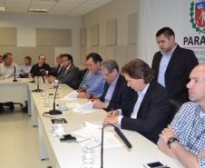 Assinatura de termo de cooperação técnica  entre representantes da Secretaria de Estado do Planejamento, Secretaria de Estado de Meio Ambiente e Recursos Hídircos, Instituto Ambiental do Paraná (IAP), Instituto das Águas e Celepar formaliza o comprometimento das instituições para implantar um sistema de informações integrado que vai desburocratizar, padronizar e agilizar a emissão de licenciamentos ambientais e outorgas no Estado.Curitiba, 07/10/2015.Foto: Divulgação Sec Planejamento