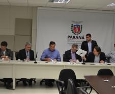Assinatura de termo de cooperação técnica  entre representantes da Secretaria de Estado do Planejamento, Secretaria de Estado de Meio Ambiente e Recursos Hídircos, Instituto Ambiental do Paraná (IAP), Instituto das Águas e Celepar formaliza o comprometimento das instituições para implantar um sistema de informações integrado que vai desburocratizar, padronizar e agilizar a emissão de licenciamentos ambientais e outorgas no Estado.Curitiba, 07/10/2015.Foto: Divulgação Sec Planejamento