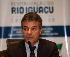 Governador Beto Richa, durante reunião nesta segunda-feira, 26 de outubro, no Palácio Iguaçu, para avaliação dos trabalhadores no Projeto de Revitalização do Rio Iguaçu. Participaram da reunião, a vice-governadora, Cida Borghetti, os secretários do Meio Ambiênte e Recursos Hídricos, Ricardo Soavinski; da Casa Civil, Eduardo Sciarra; o secretário chefe de Gabinete, Deonilson Roldo e o presidente da Sanepar, Mounir Chaowiche e demais autoridades. Curitiba, 26/10/15. Foto Jonas Oliveira/AENPr