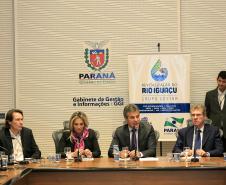 Governador Beto Richa, durante reunião nesta segunda-feira, 26 de outubro, no Palácio Iguaçu, para avaliação dos trabalhadores no Projeto de Revitalização do Rio Iguaçu. Participaram da reunião, a vice-governadora, Cida Borghetti, os secretários do Meio Ambiênte e Recursos Hídricos, Ricardo Soavinski; da Casa Civil, Eduardo Sciarra; o secretário chefe de Gabinete, Deonilson Roldo e o presidente da Sanepar, Mounir Chaowiche e demais autoridades. Curitiba, 26/10/15.Foto: Arnaldo Alves / ANPr.