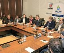 Governador Beto Richa, durante reunião nesta segunda-feira, 26 de outubro, no Palácio Iguaçu, para avaliação dos trabalhadores no Projeto de Revitalização do Rio Iguaçu. Participaram da reunião, a vice-governadora, Cida Borghetti, os secretários do Meio Ambiênte e Recursos Hídricos, Ricardo Soavinski; da Casa Civil, Eduardo Sciarra; o secretário chefe de Gabinete, Deonilson Roldo e o presidente da Sanepar, Mounir Chaowiche e demais autoridades. Curitiba, 26/10/15.Foto: Arnaldo Alves / ANPr.