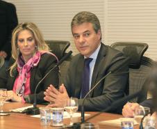 Governador Beto Richa, durante reunião nesta segunda-feira, 26 de outubro, no Palácio Iguaçu, para avaliação dos trabalhadores no Projeto de Revitalização do Rio Iguaçu. Participaram da reunião, a vice-governadora, Cida Borghetti, os secretários do Meio Ambiênte e Recursos Hídricos, Ricardo Soavinski; da Casa Civil, Eduardo Sciarra; o secretário chefe de Gabinete, Deonilson Roldo e o presidente da Sanepar, Mounir Chaowiche e demais autoridades. Curitiba, 26/10/15.Foto: Arnaldo Alves / ANPr.