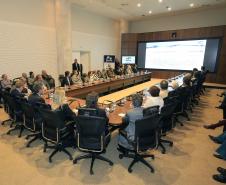 Governador Beto Richa, durante reunião nesta segunda-feira, 26 de outubro, no Palácio Iguaçu, para avaliação dos trabalhadores no Projeto de Revitalização do Rio Iguaçu. Participaram da reunião, a vice-governadora, Cida Borghetti, os secretários do Meio Ambiênte e Recursos Hídricos, Ricardo Soavinski; da Casa Civil, Eduardo Sciarra; o secretário chefe de Gabinete, Deonilson Roldo e o presidente da Sanepar, Mounir Chaowiche e demais autoridades. Curitiba, 26/10/15.Foto: Arnaldo Alves / ANPr.
