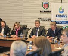 Governador Beto Richa, durante reunião nesta segunda-feira, 26 de outubro, no Palácio Iguaçu, para avaliação dos trabalhadores no Projeto de Revitalização do Rio Iguaçu. Participaram da reunião, a vice-governadora, Cida Borghetti, os secretários do Meio Ambiênte e Recursos Hídricos, Ricardo Soavinski; da Casa Civil, Eduardo Sciarra; o secretário chefe de Gabinete, Deonilson Roldo e o presidente da Sanepar, Mounir Chaowiche e demais autoridades. Curitiba, 26/10/15.Foto: Arnaldo Alves / ANPr.