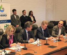 Governador Beto Richa, durante reunião nesta segunda-feira, 26 de outubro, no Palácio Iguaçu, para avaliação dos trabalhadores no Projeto de Revitalização do Rio Iguaçu. Participaram da reunião, a vice-governadora, Cida Borghetti, os secretários do Meio Ambiênte e Recursos Hídricos, Ricardo Soavinski; da Casa Civil, Eduardo Sciarra; o secretário chefe de Gabinete, Deonilson Roldo e o presidente da Sanepar, Mounir Chaowiche e demais autoridades. Curitiba, 26/10/15.Foto: Arnaldo Alves / ANPr.